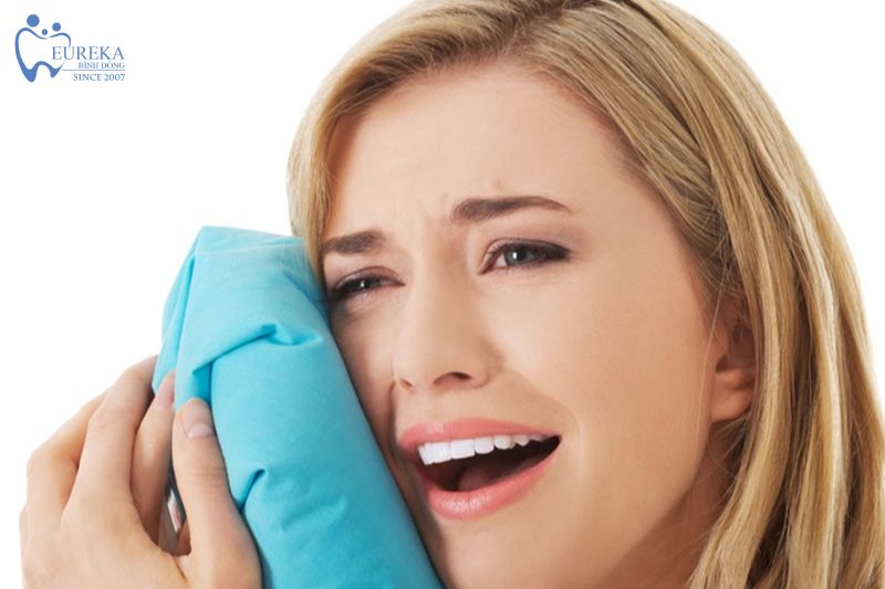 Áp lạnh lên vùng da bên ngoài gần chỗ nhổ răng
