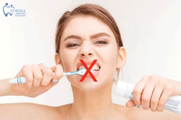 Sai lầm 1: Đánh răng quá mạnh hoặc quá lâu